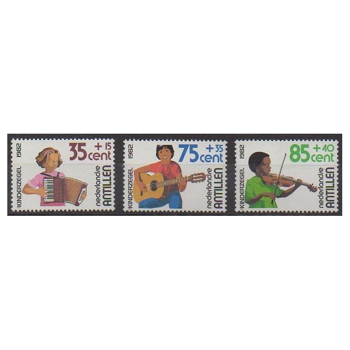 Acheter cette série de timbres des Antilles néerlandaises de l'année 1982 (No 668/670).