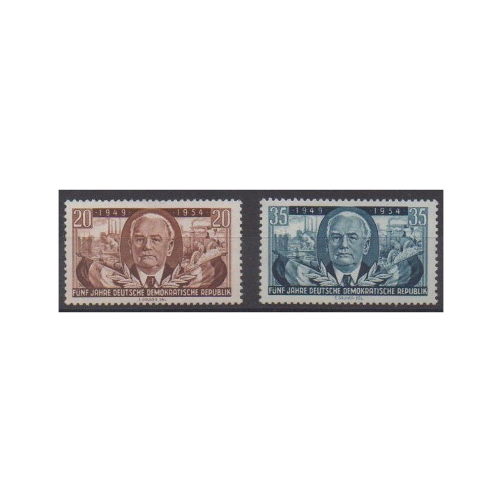 Acheter cette série de timbres d'Allemagne orientale (RDA) de l'année 1954 (No 173/174).