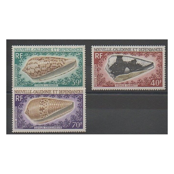 Timbres - Nouvelle-Calédonie - Poste aérienne - 1968 - No PA98/PA100 - Coquillages