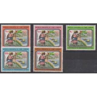 Acheter cette série de timbres de Saint-Thomas et Prince de l'année 1975 (No 422/426). - Neuf avec charnière
